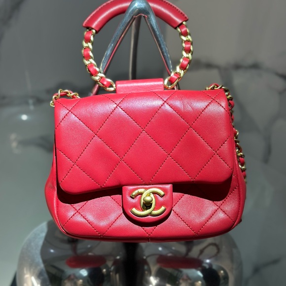 Chanel Brand New Red & Gold Handbag With Authentication Card and Shoulder Strap - Picture 2 of 8